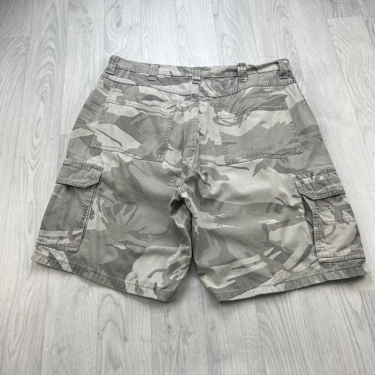 VINTAGE Y2K WRANGLER BAGGY CAMO CARGO SHORTS CREAM / KHAKI