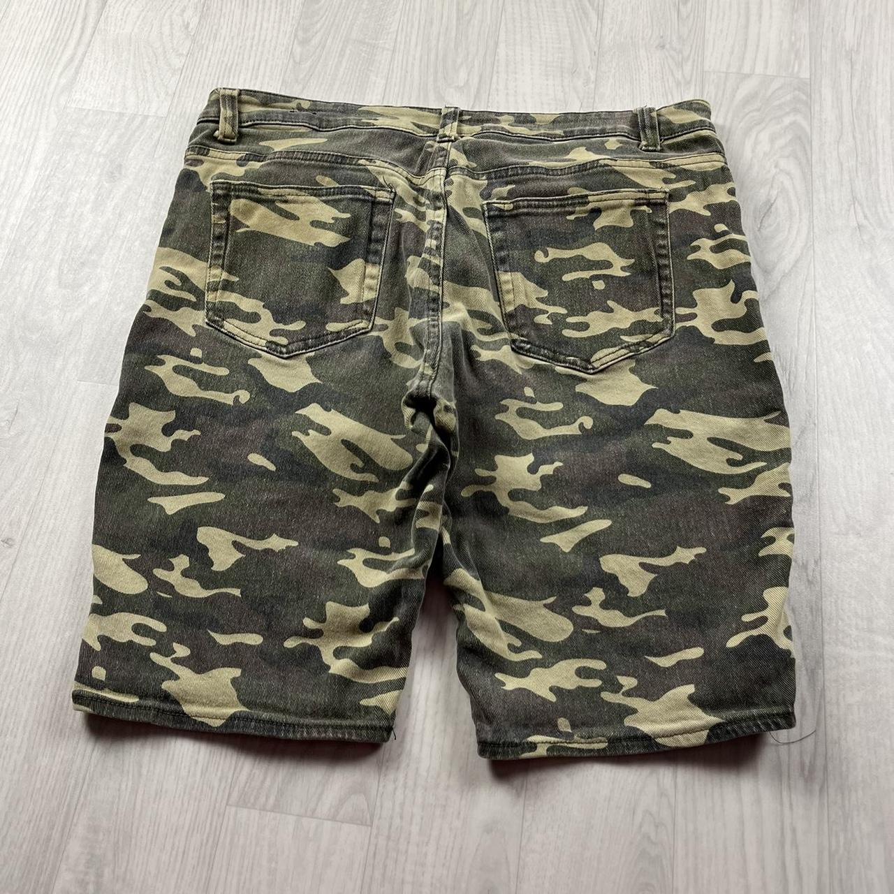 VINTAGE Y2K LOOSE CAMO SHORTS