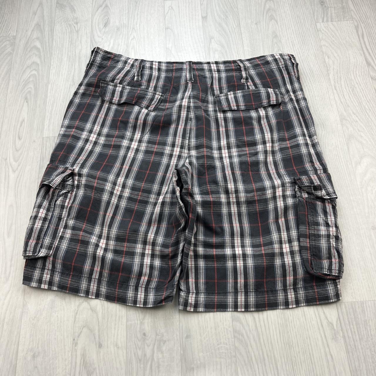 VINTAGE Y2K URBAN PIPELINE BAGGY CHECKERED PLAID CARGO SHORTS BLACK / WHITE