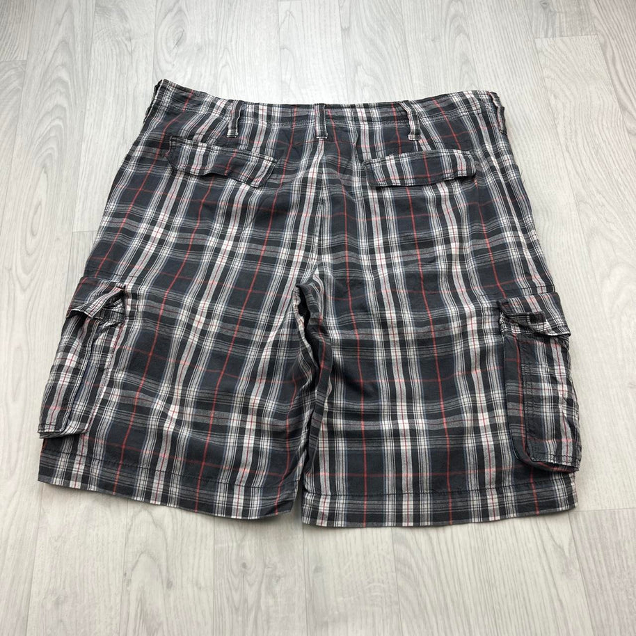VINTAGE Y2K URBAN PIPELINE BAGGY CHECKERED PLAID CARGO SHORTS BLACK / WHITE